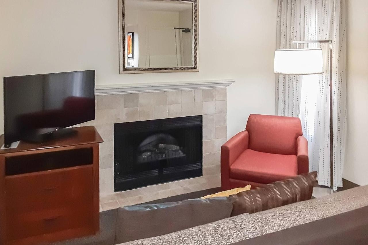 2 Bedroom Penthouse Suite Fireplace Balcony,572286783:JPEG