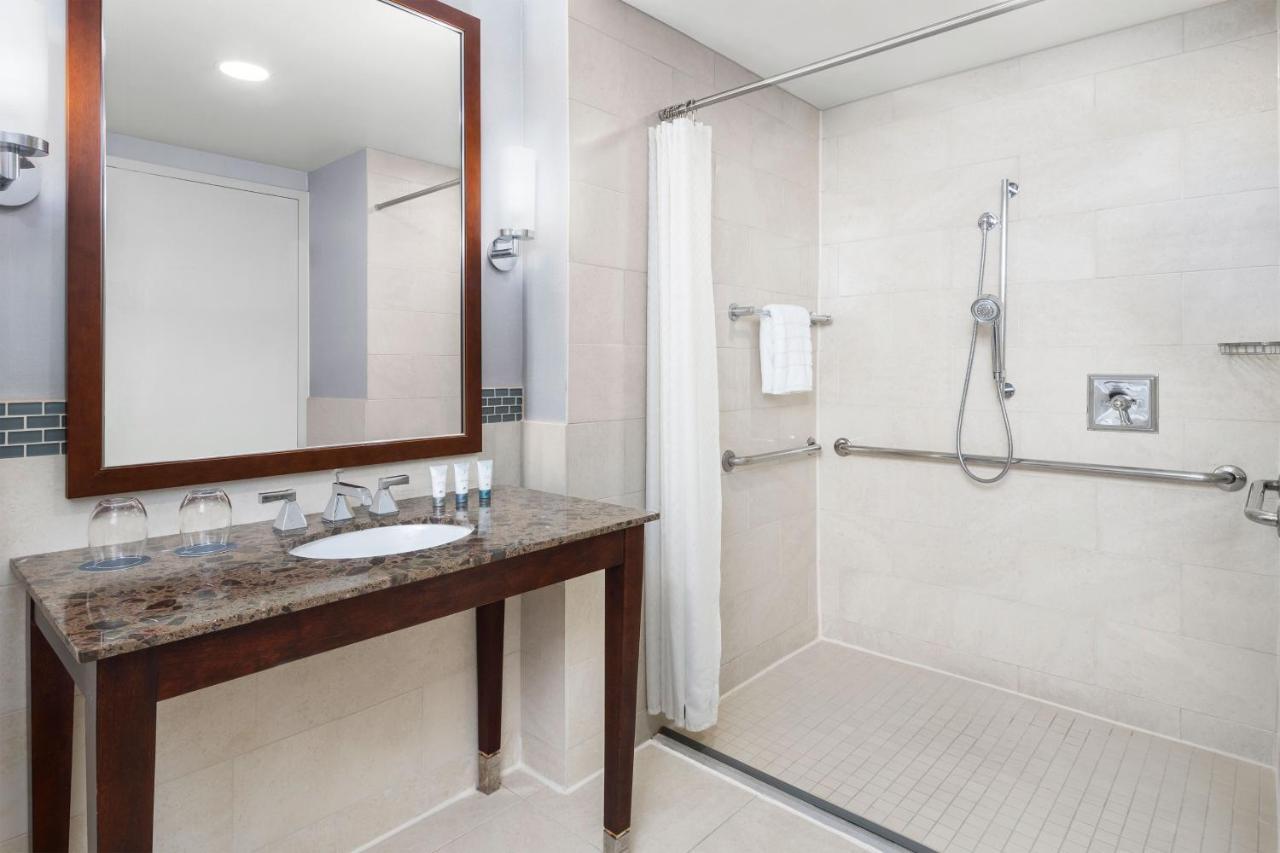 Guest room, 1 King, City view