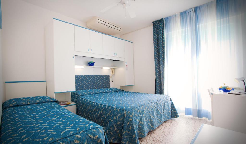 Camera Familiare con Balcone e Vista Mare Laterale (2 Adulti + 1 Bambino)