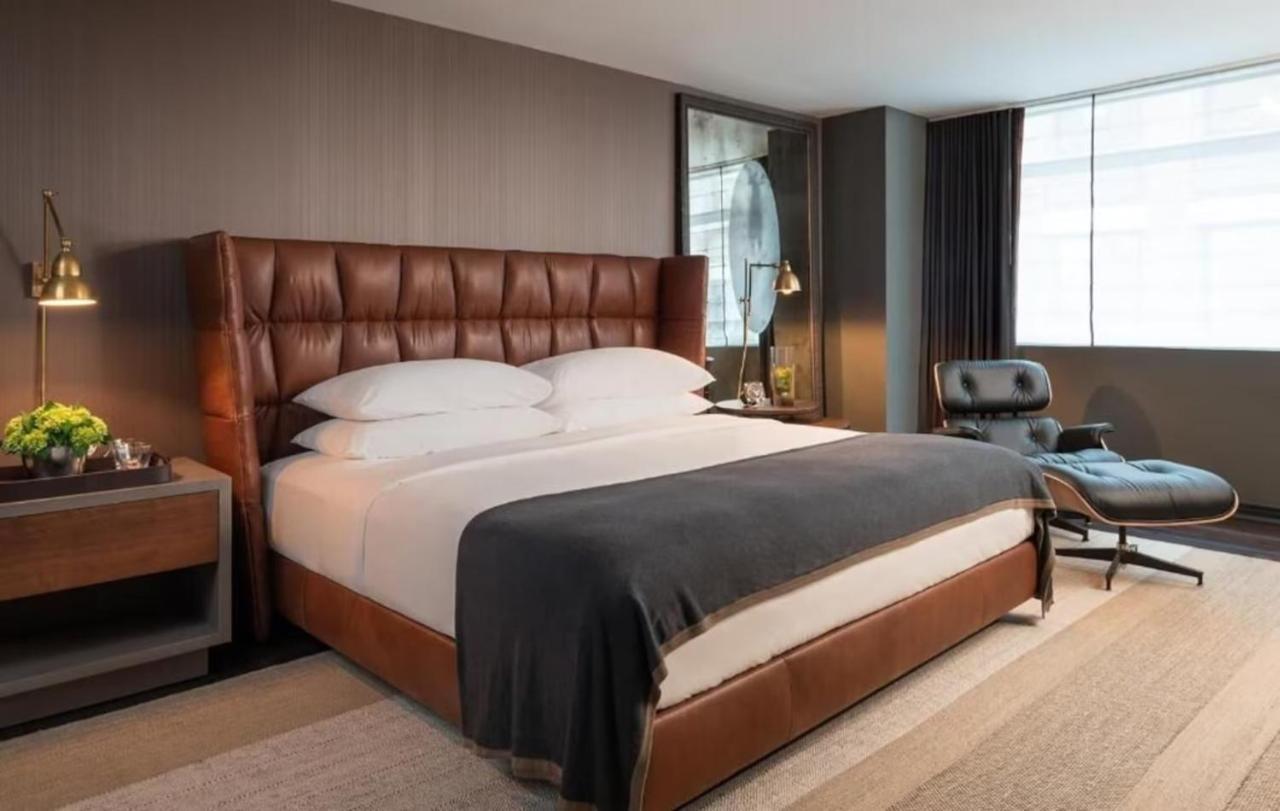 Zimmer mit Kingsize-Bett und barrierefreier Badewanne