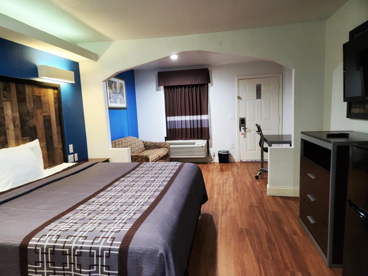 Deluxe King Room - Non-Smoking