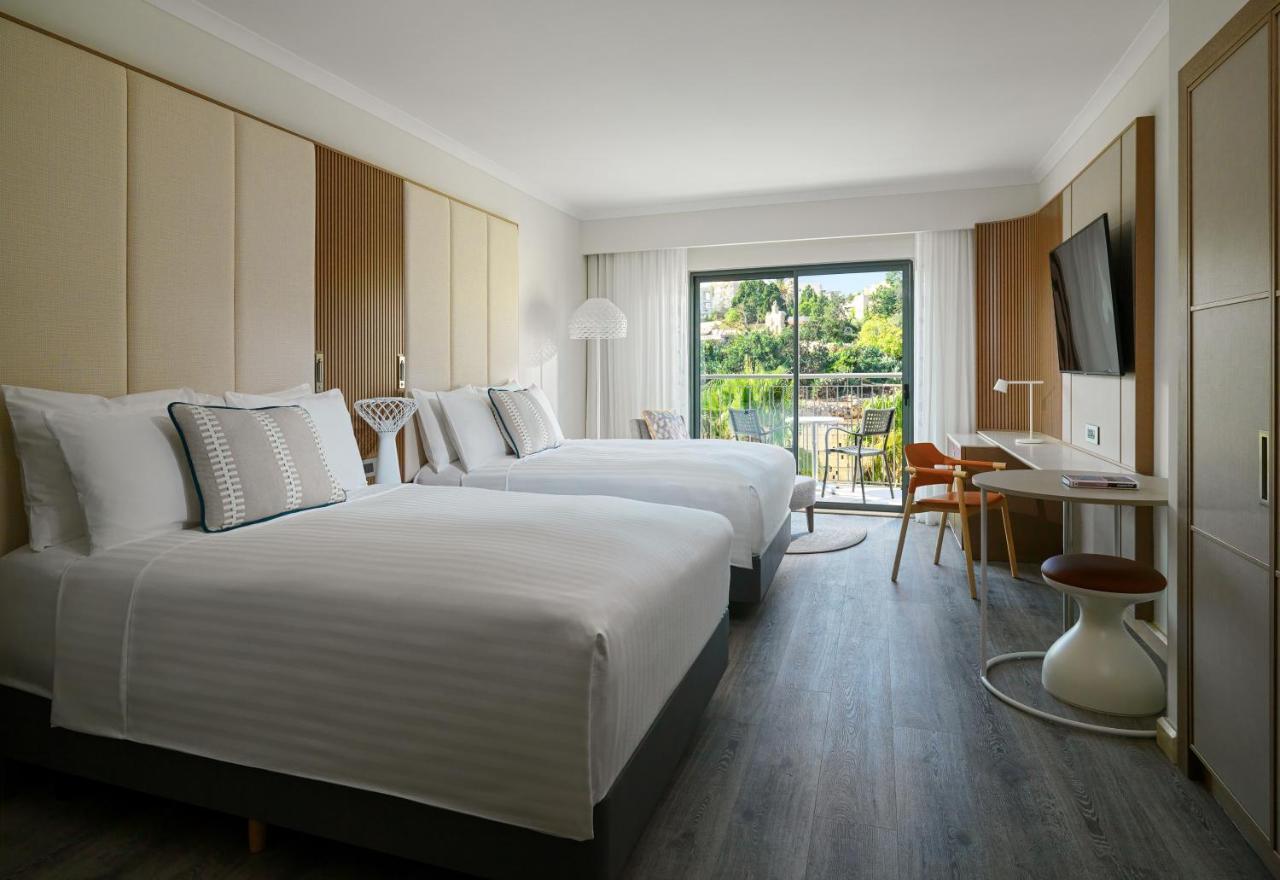 Deluxe Zimmer mit 2 Queensize-Betten, Balkon und Poolblick