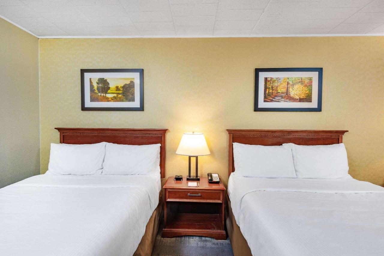 Queen Room with Two Queen Beds - Pet Friendly/Non-Smoking