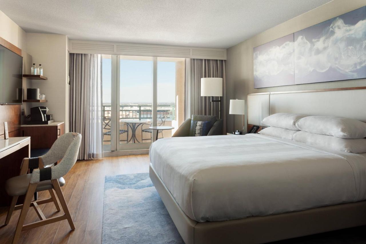 King Bed Water View and Balcony
