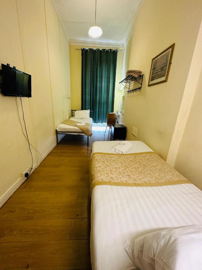 Quarto Twin Básico com Casa de Banho Partilhada