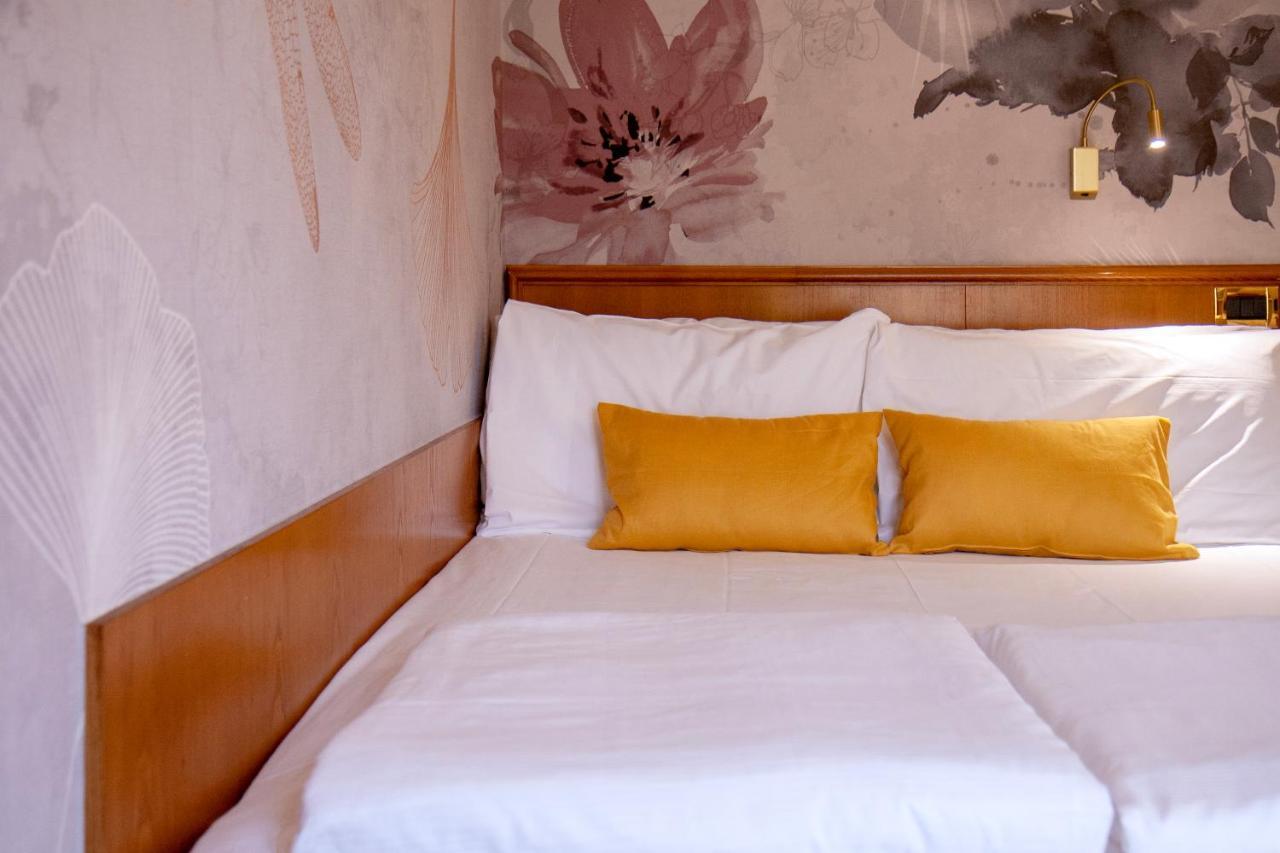 Camera Matrimoniale Small con Letto alla Francese