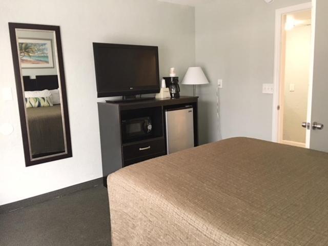 Non-Oceanfront Queen Room-Accessible