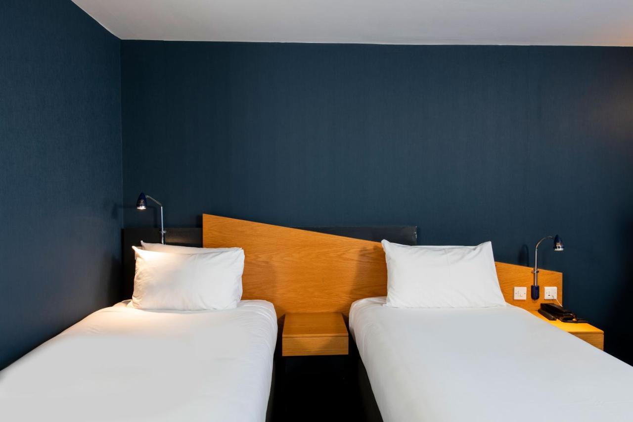 Standaard Tweepersoonskamer met 2 Aparte Bedden en Gratis Warm Ontbijt