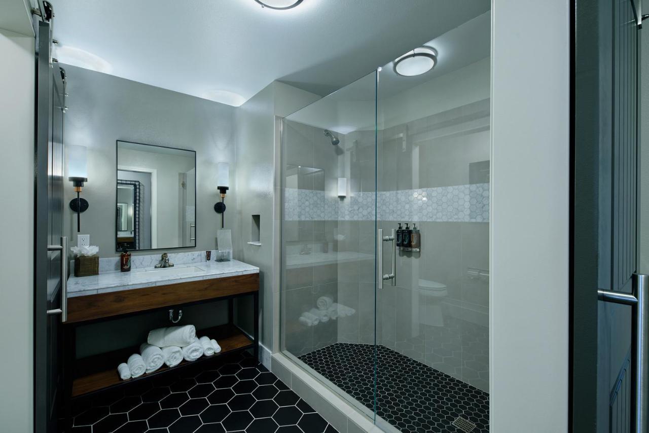2 Queen Suite Walk Shower,1400019452:JPEG