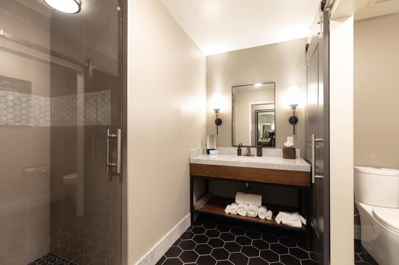 King Suite Walk Shower,1400016395:JPEG