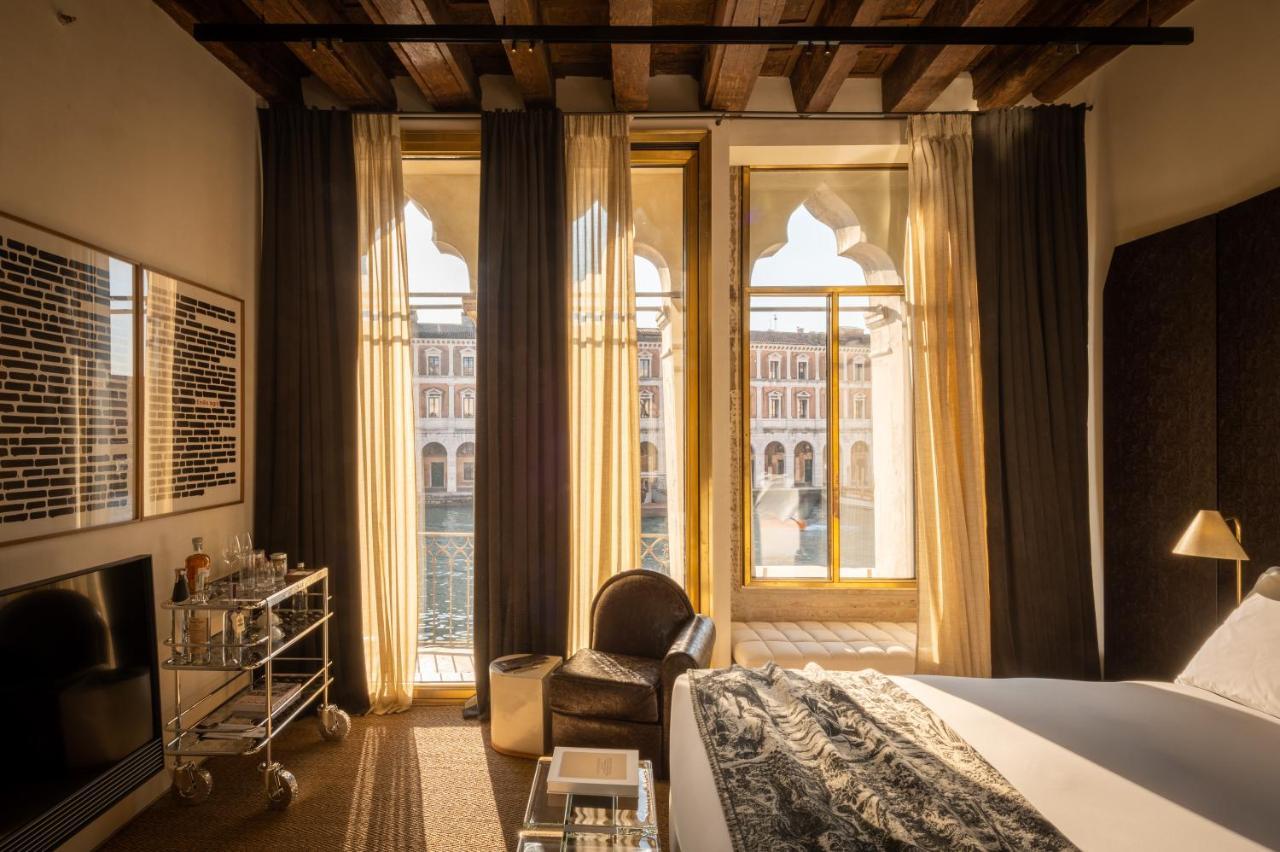 Kamer met Kingsize Bed en Balkon met Uitzicht op het Canal Grande en de Rialtobrug