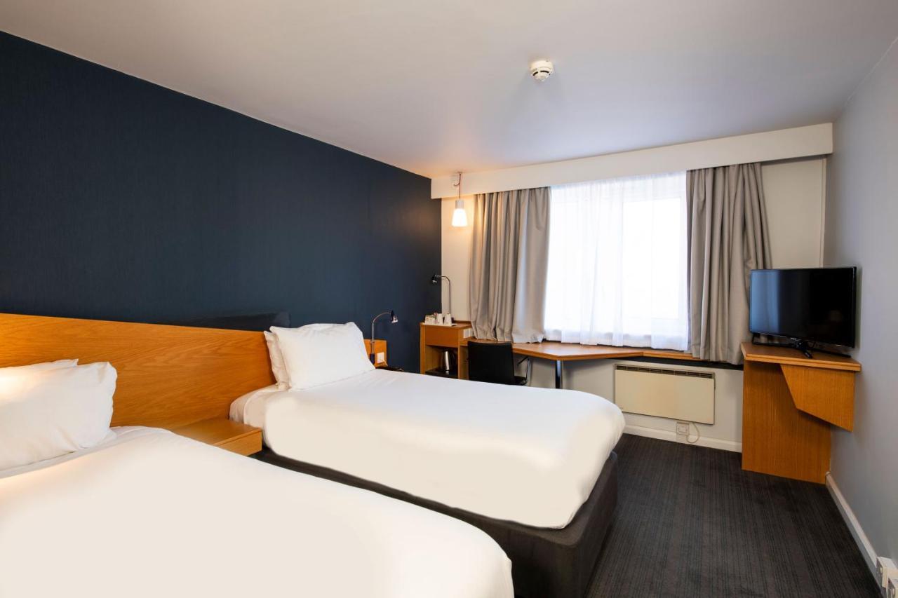 Standaard Tweepersoonskamer met 2 Aparte Bedden en Gratis Warm Ontbijt