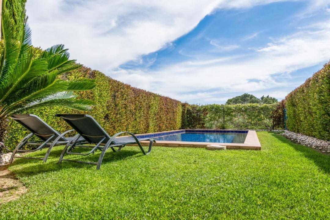 Apartamento de 2 Quartos com Piscina e Jardim