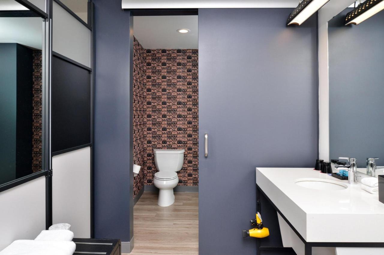 Savvy, Larger Guest room, 1 King