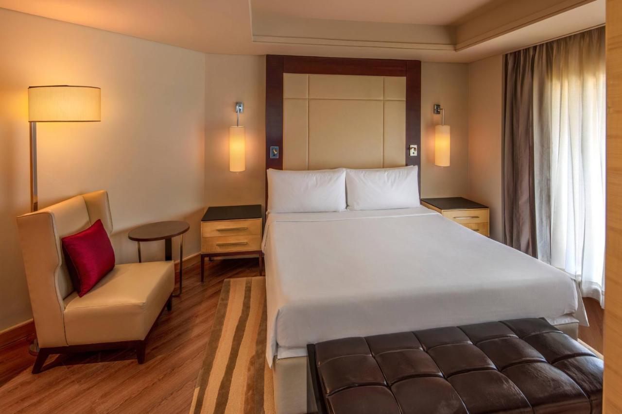 1 King Bed, Ocean View, Executive Lounge Access, Sunset Suite