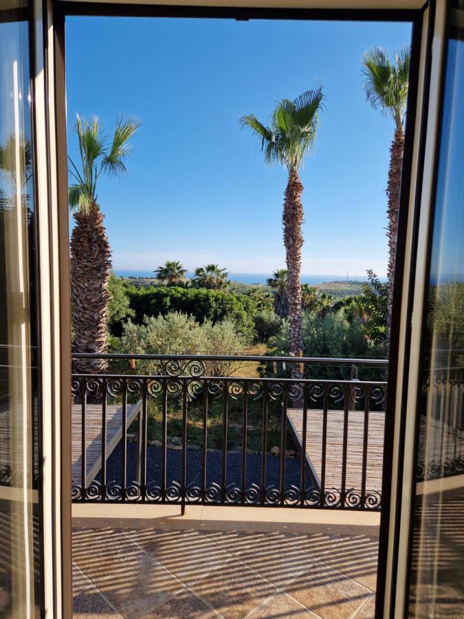 Camera Matrimoniale con Balcone e Vista Mare