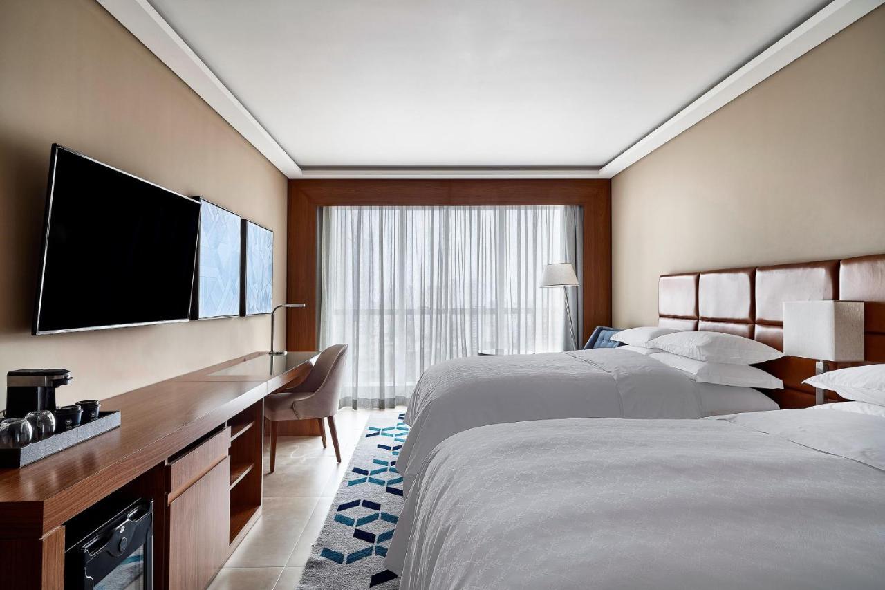 Quarto com 2 Camas Queen-size e Vista da Cidade