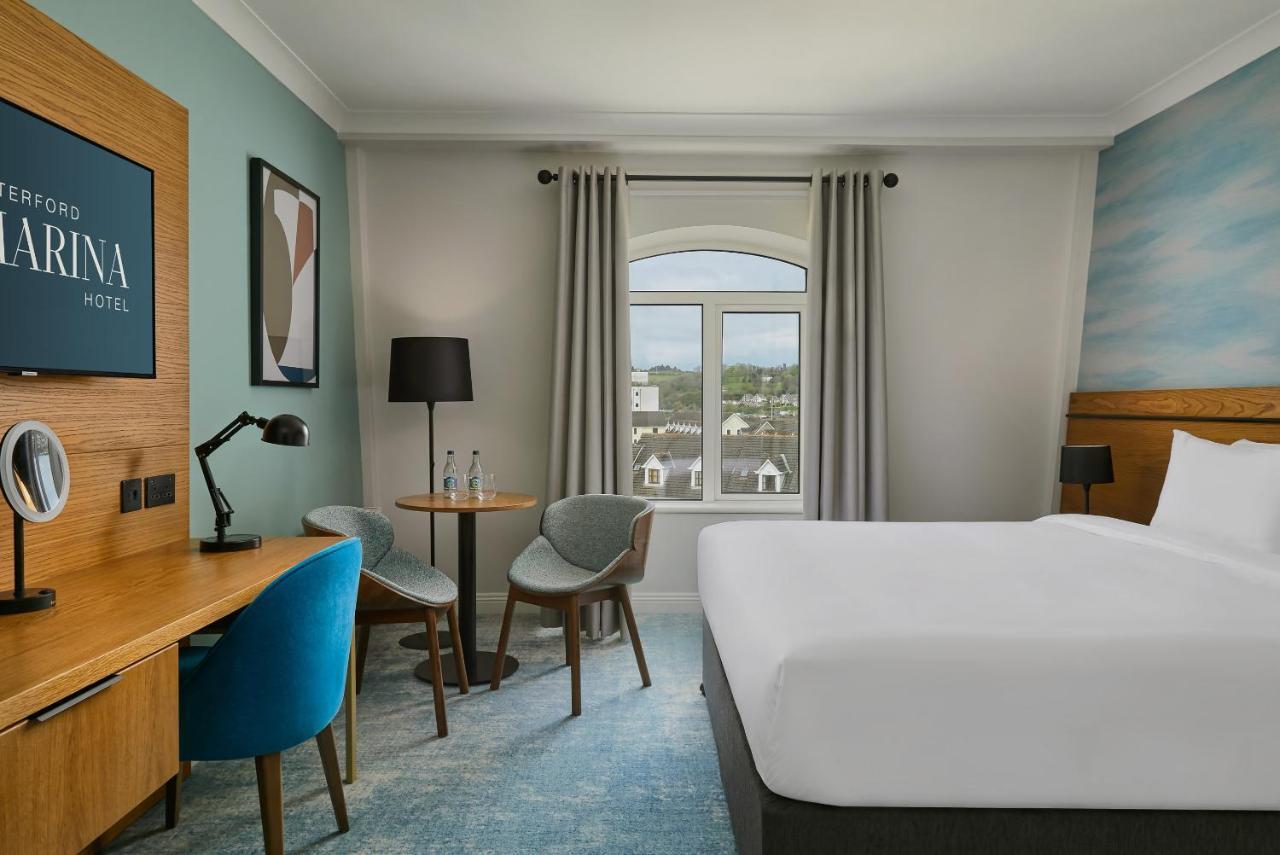 Zimmer mit Kingsize-Bett und Flussblick
