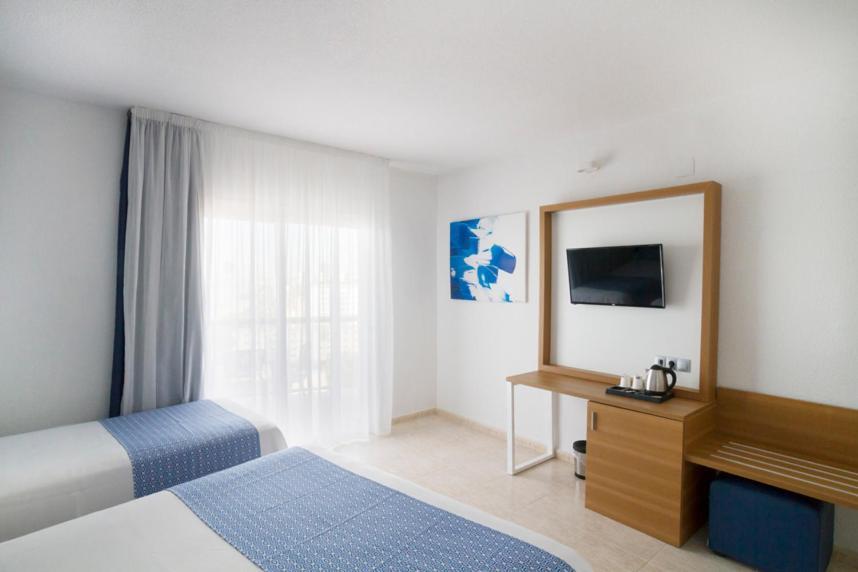 Habitación Triple Estándar con vistas parciales al mar