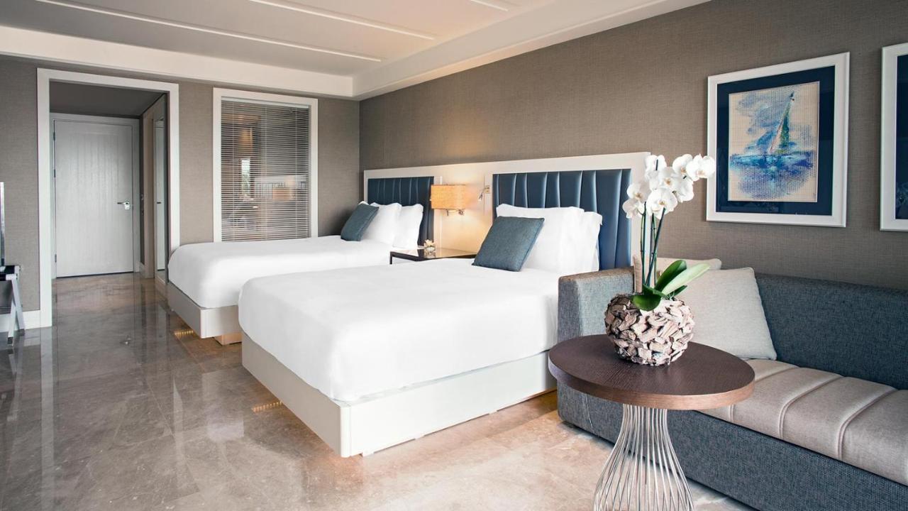 Deluxe Tweepersoonskamer met 2 Queensize Bedden en een Balkon - Uitzicht op Zee