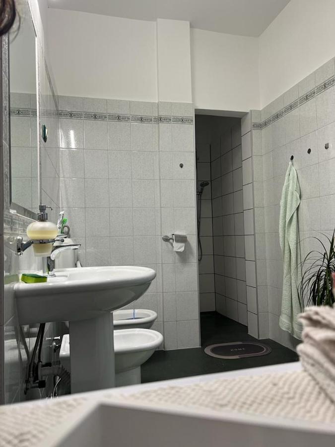 Camera Doppia con Letti Singoli e Bagno in Comune