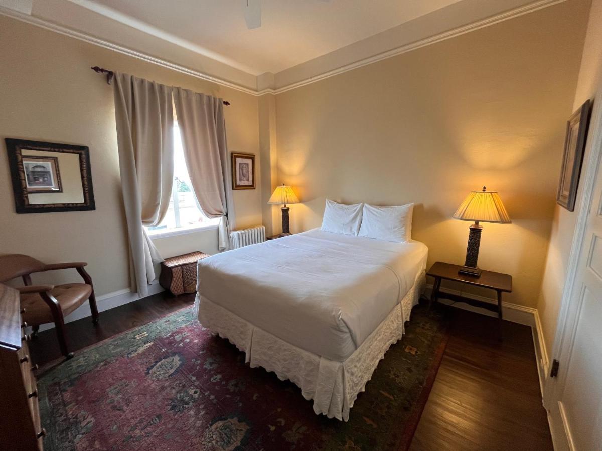 Standard Queen Room