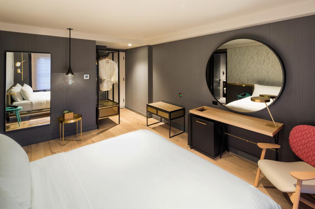 Chambre Lit King-Size Deluxe avec Douche Accessible en Fauteuil Roulant - Adaptée aux Personnes à Mobilité Réduite