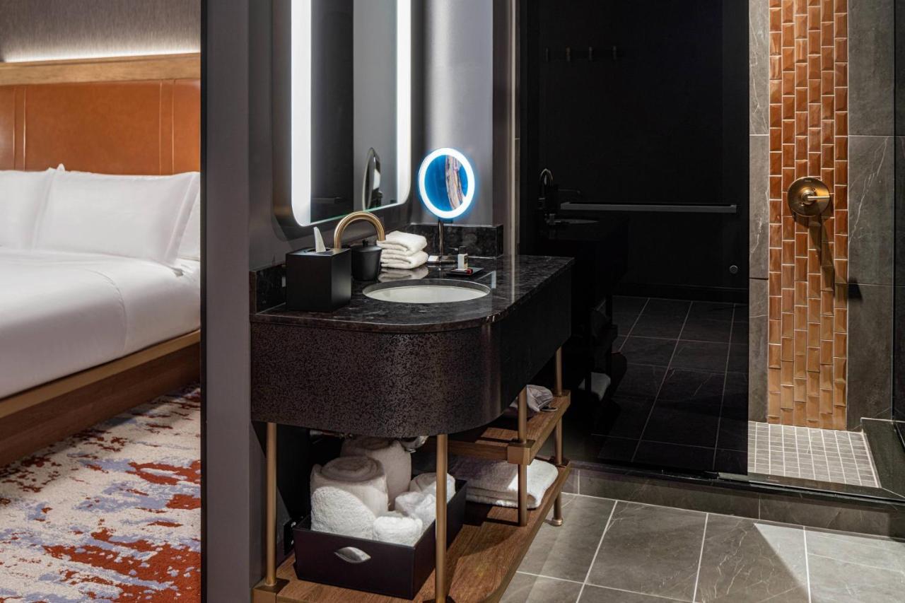 Guest room, 1 King, Corner room