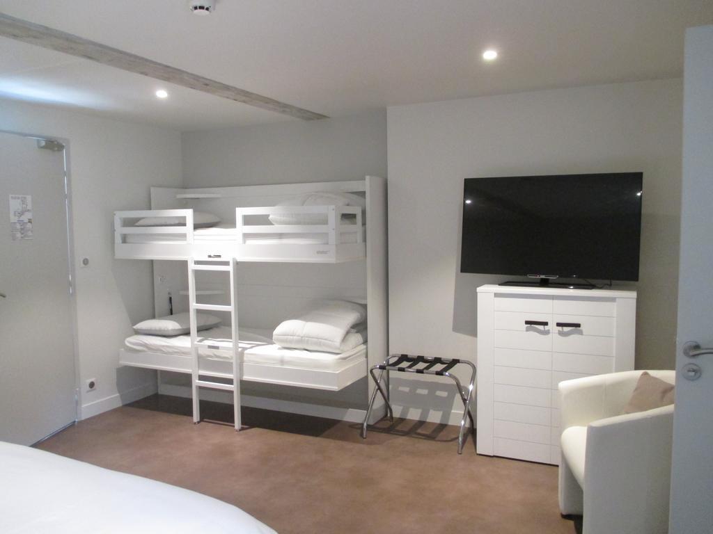 Family Room,141690948:JPEG