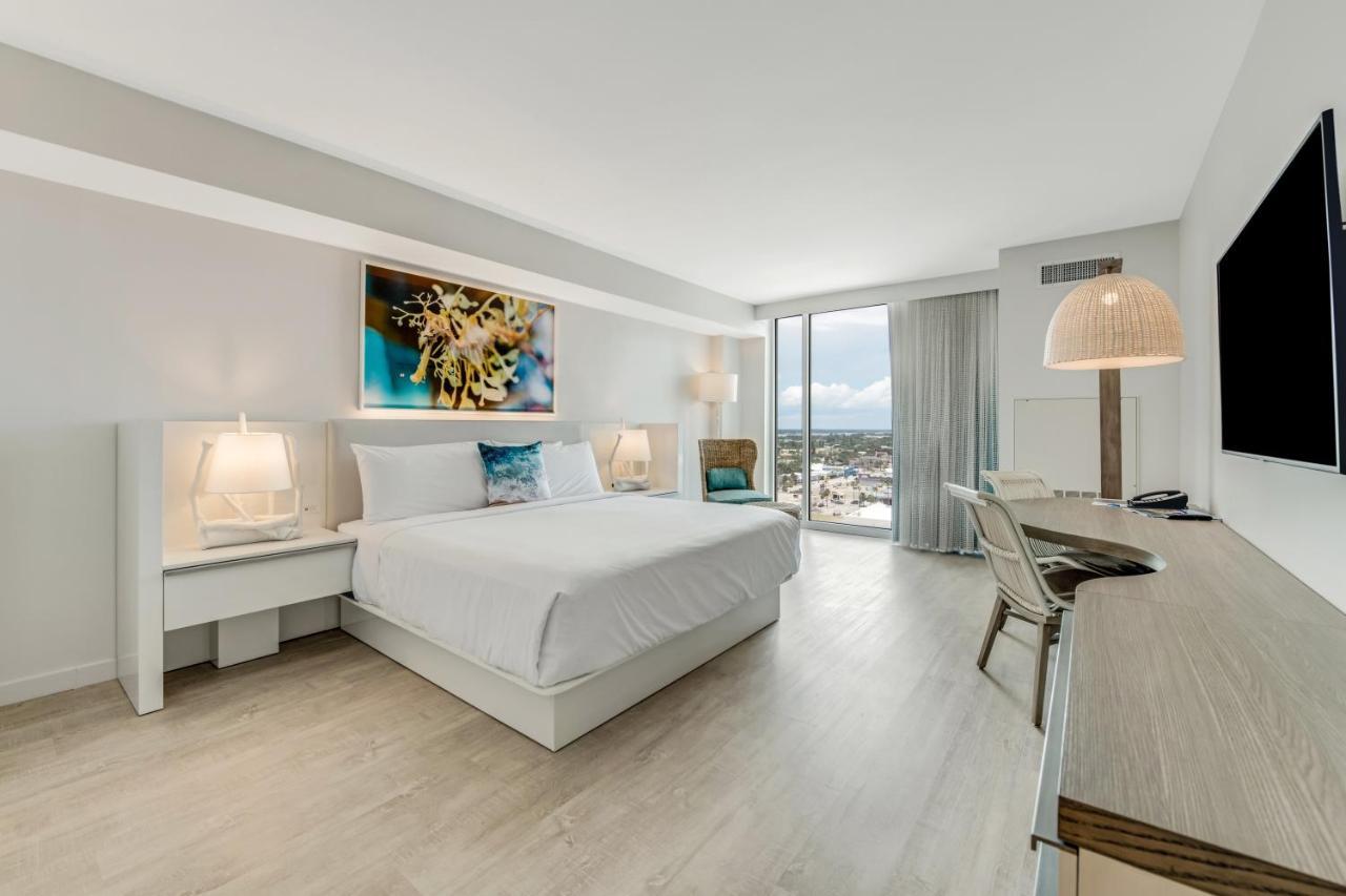 Zimmer mit Kingsize-Bett und Stadtblick