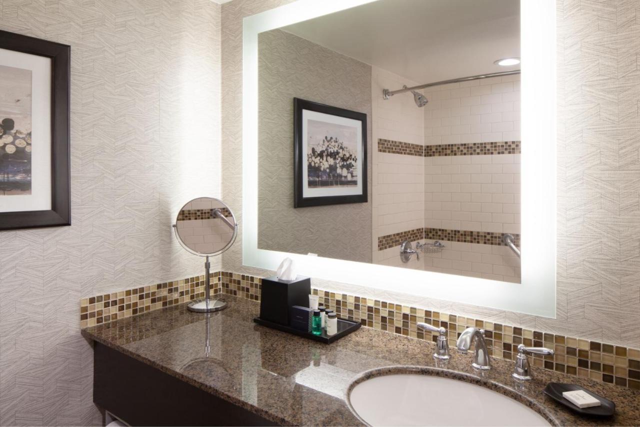 Deluxe, Guest room, 1 King, Mountain or Bay view, High floor