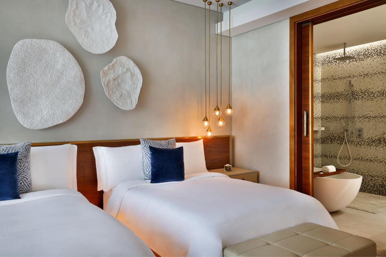 Chambre Double Supérieure avec 2 Lits Doubles avec Service de Majordome St Regis Signature -Vue Partielle sur Burj Khalifa ou sur Centre-Ville