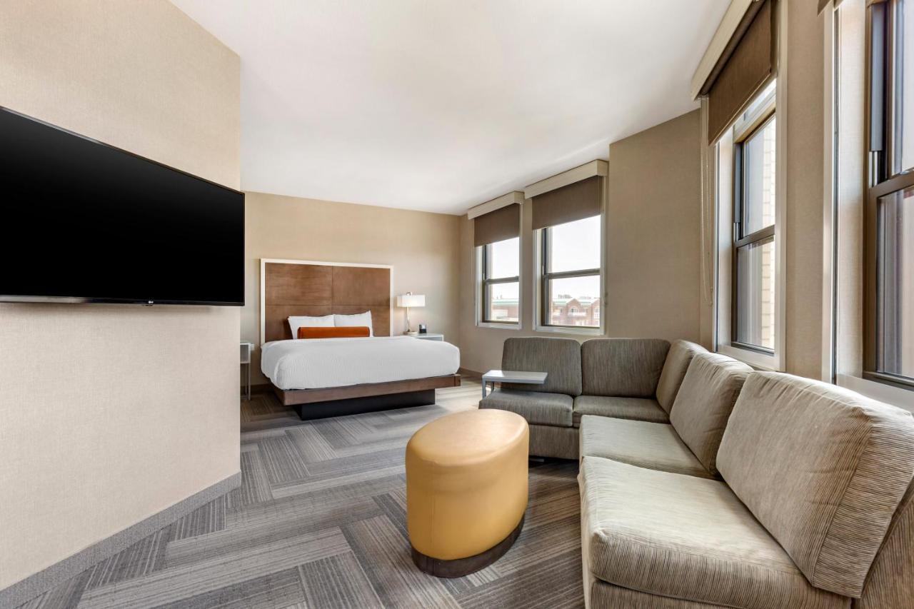 Corner King Room - Accessible/Non Smoking
