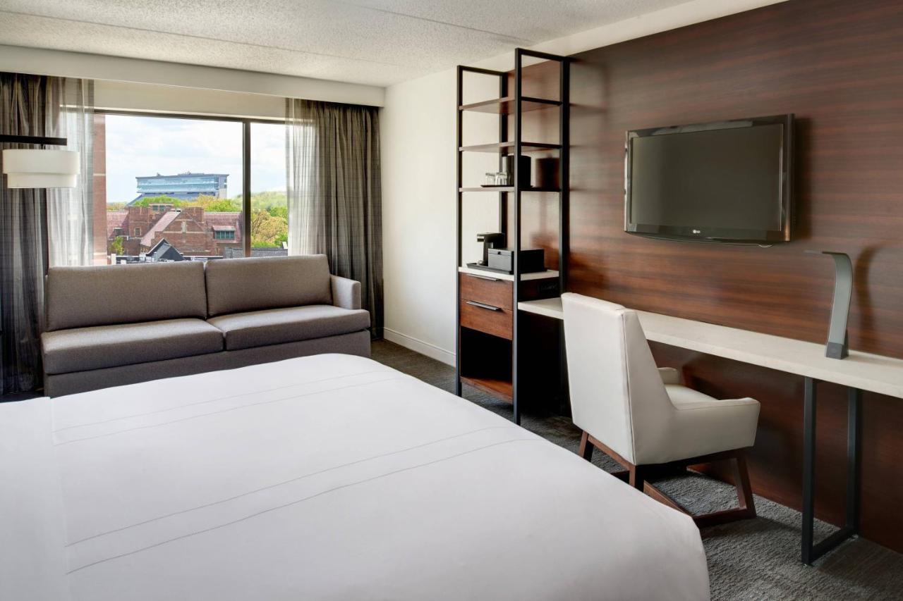 King Guest Room with Sofa Bed