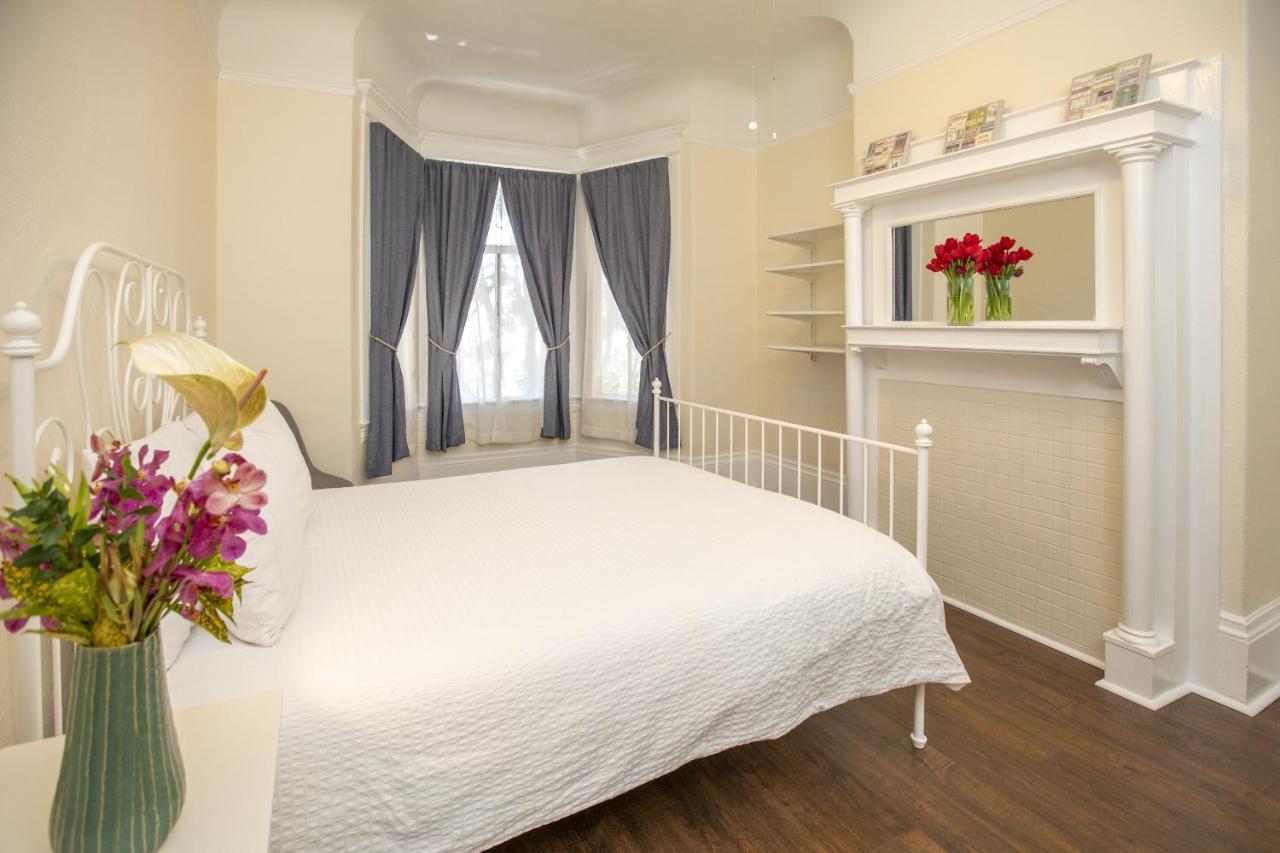 Chambre Lit Queen-Size avec Salle de Bains Commune