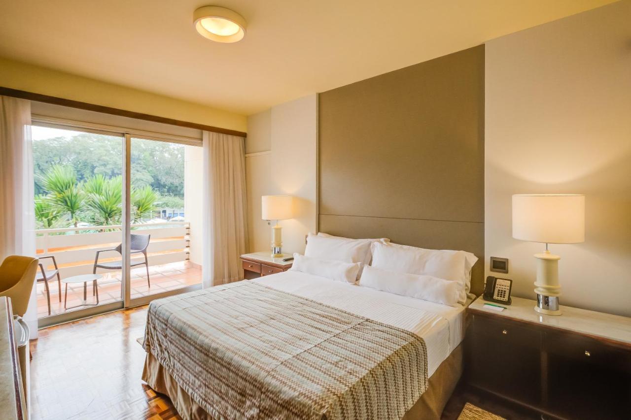 Quarto Superior com Cama Queen-size e Vista da Piscina