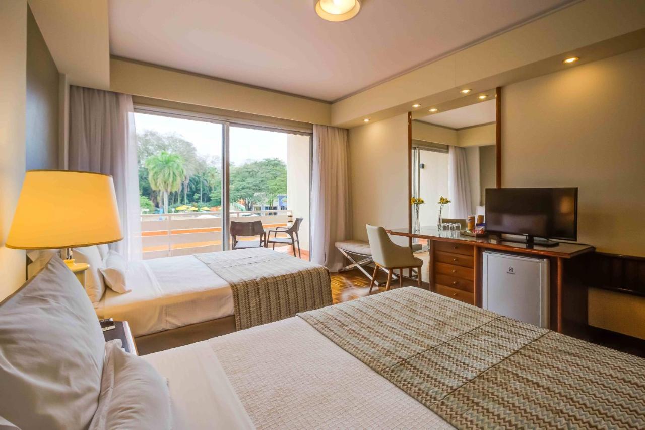 Quarto Duplo Superior com Vista para a Piscina