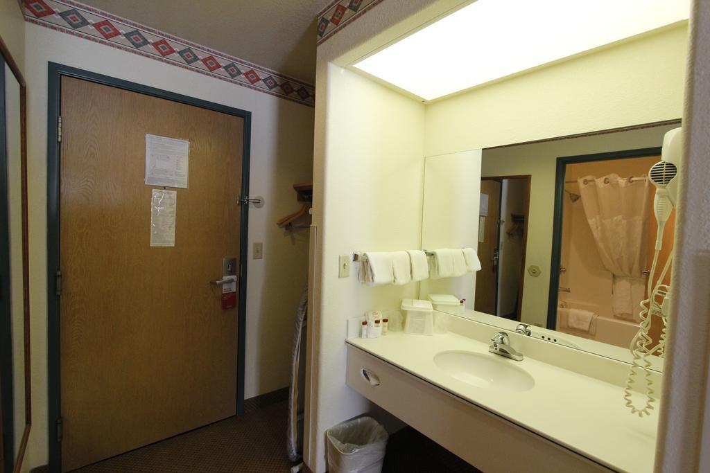 Queen Room - Non-Smoking