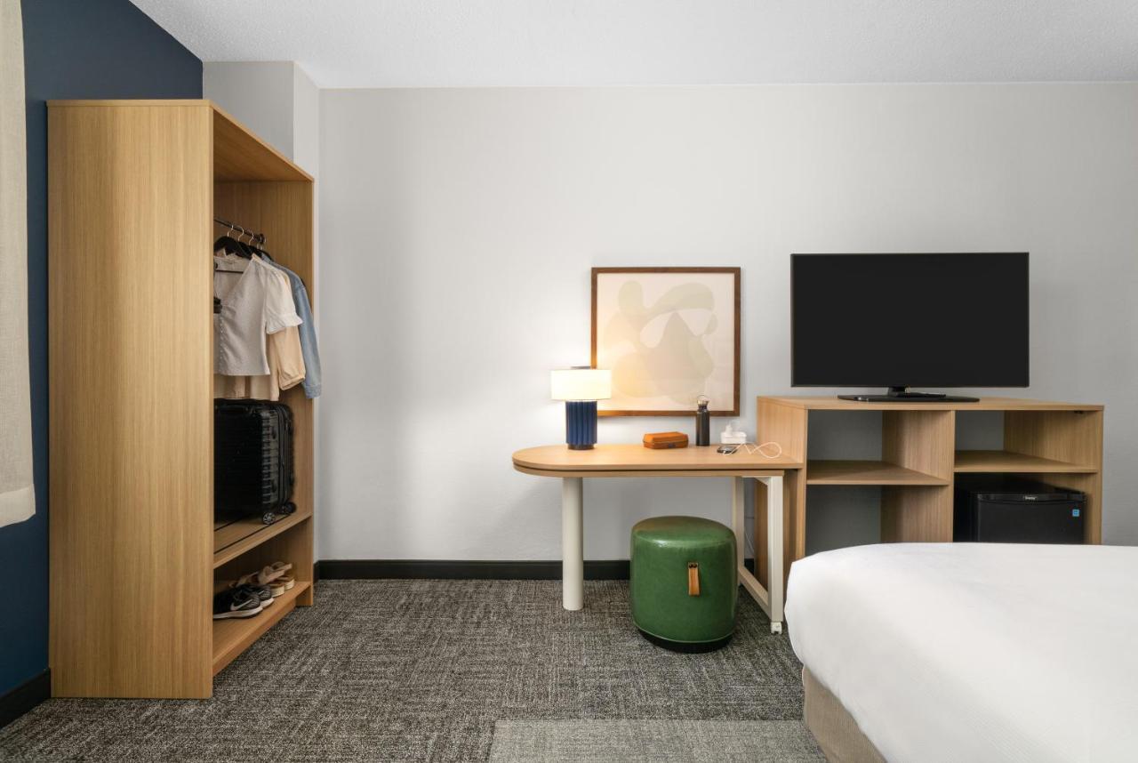 King Room with King Bed - Non-Smoking