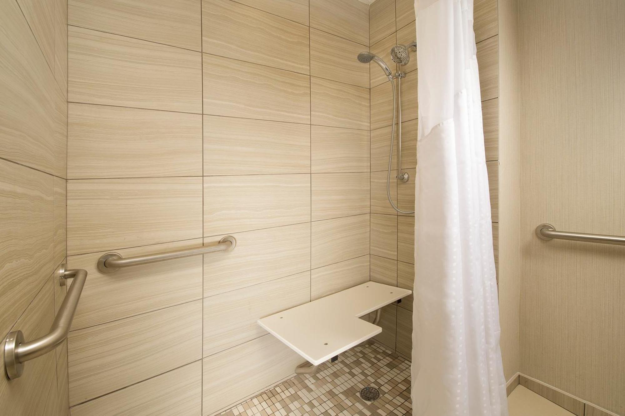 King Room - Mobility Access Tub - Non-Smoking