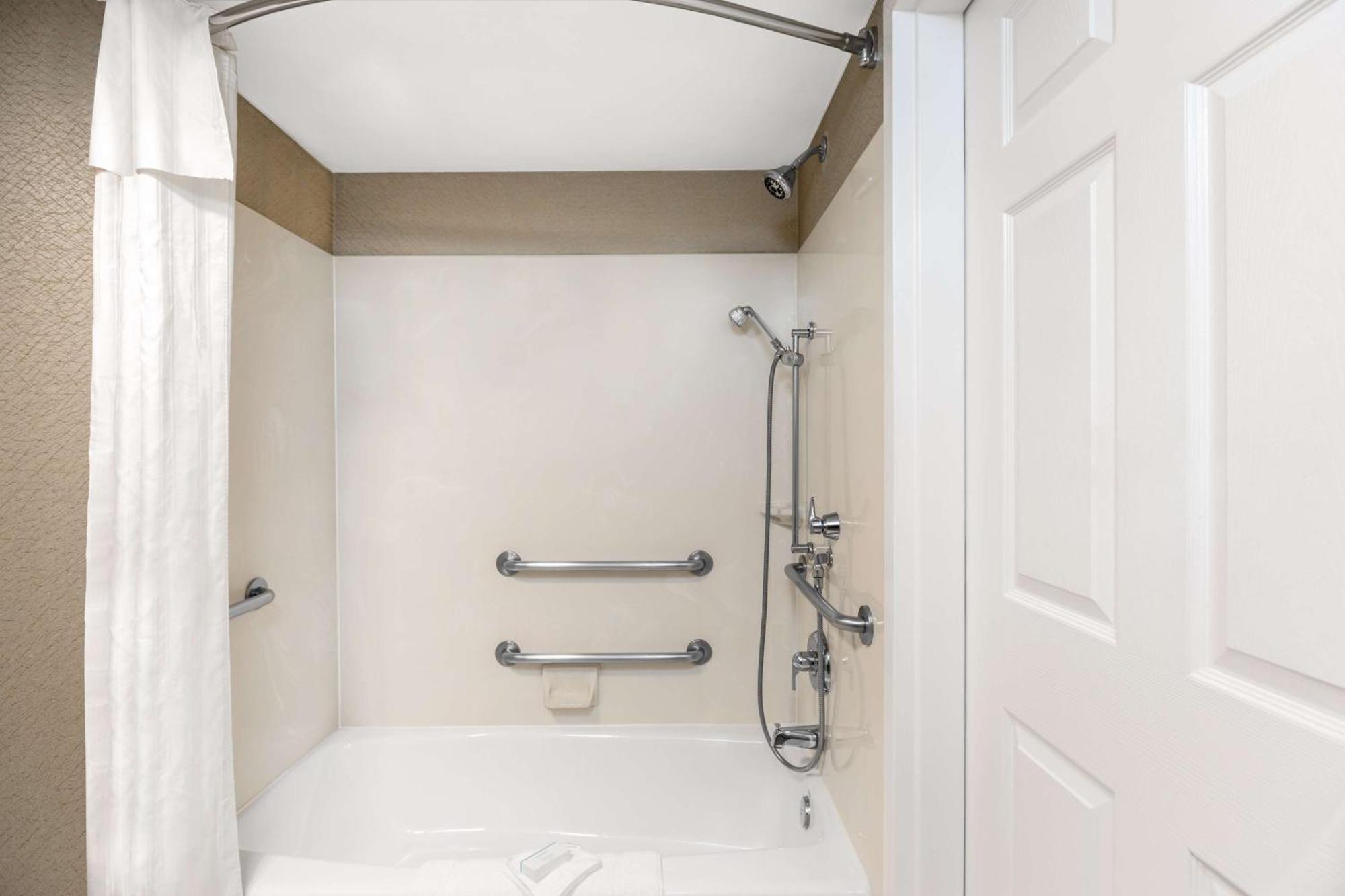 Queen Studio Bath Tub Mobility Hearing Access or Non-Smoking,1557862687:JPEG