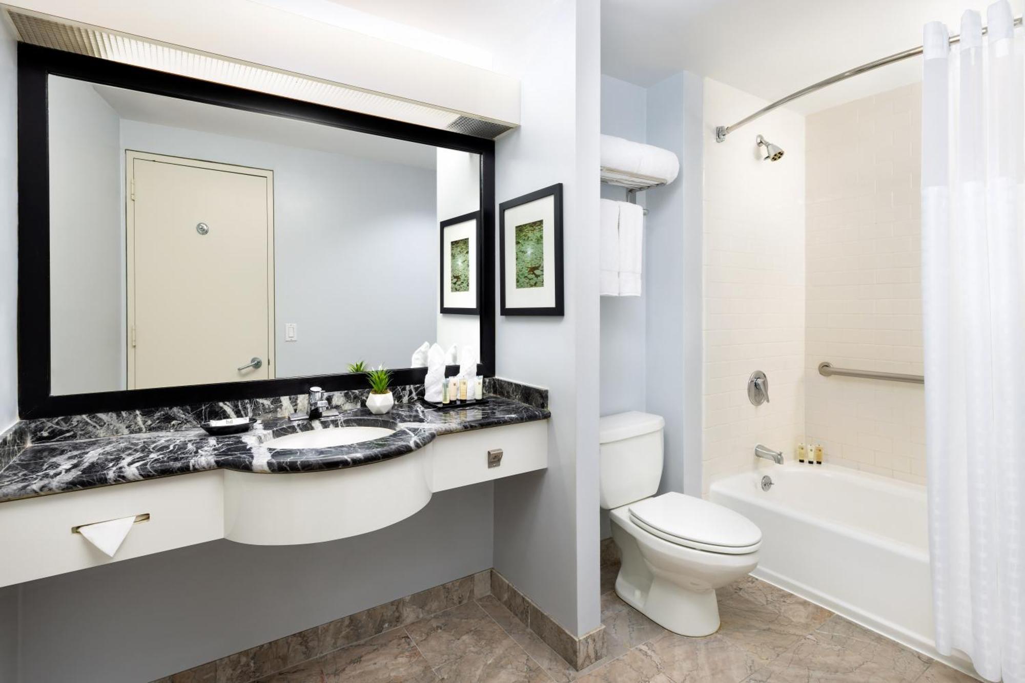 Premier King Room - Ball Drop View,1434840841:JPEG