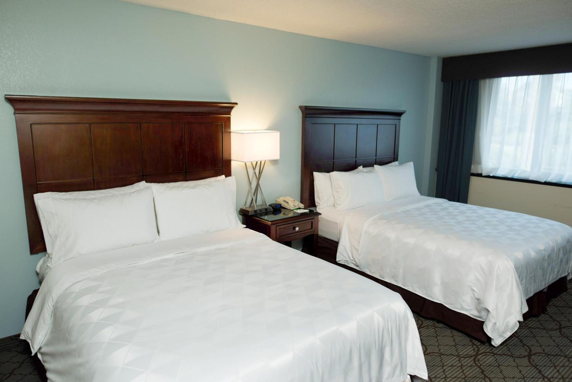 Standard Queen Room with Two Queen Beds and Tub - Mobility/Communications Accessible