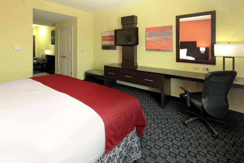 Suite with Mobility Accessible Tub - Non-Smoking