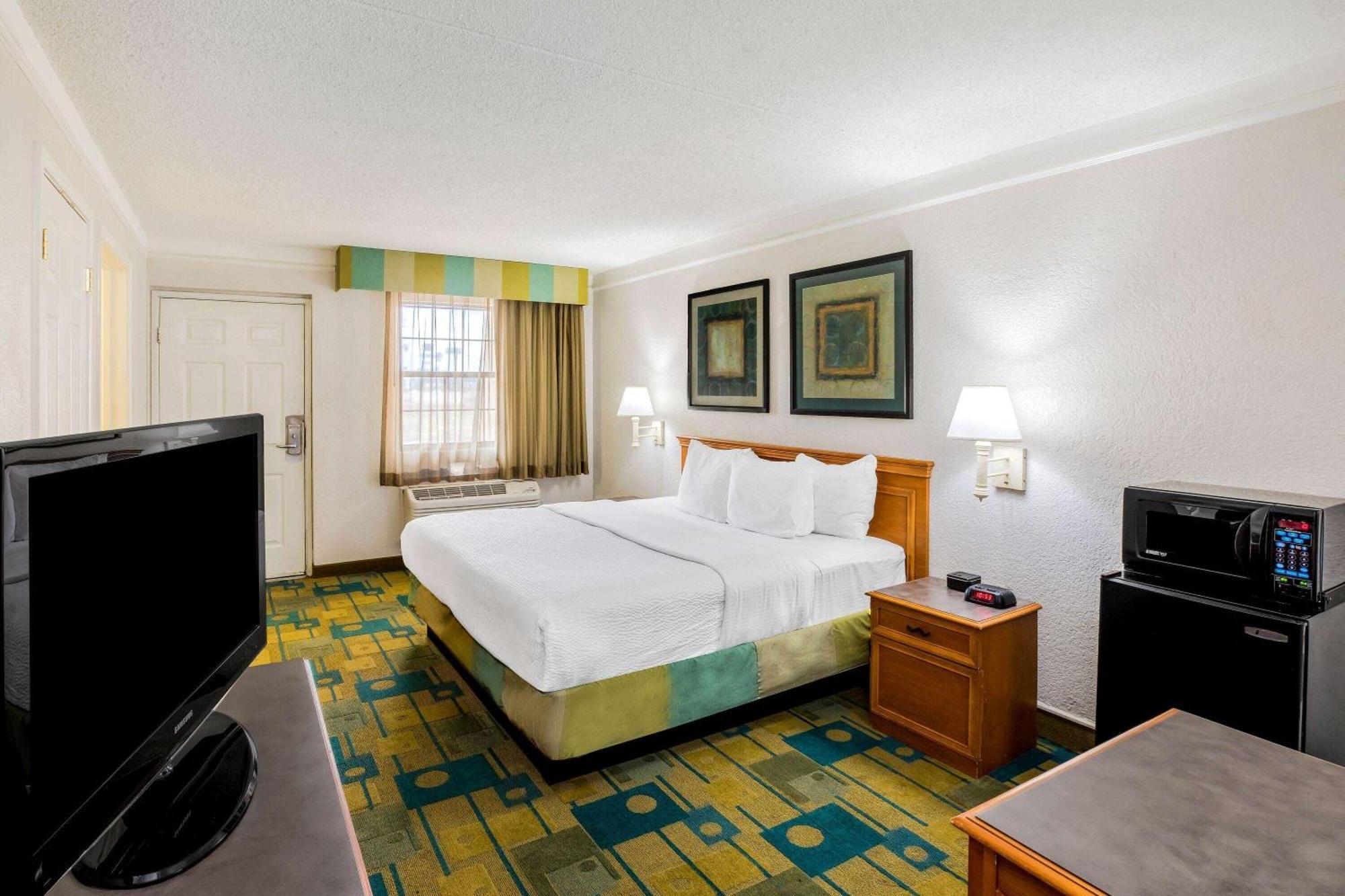 King Room with Bath Tub - Mobility/Hearing Accessible - Non-Smoking