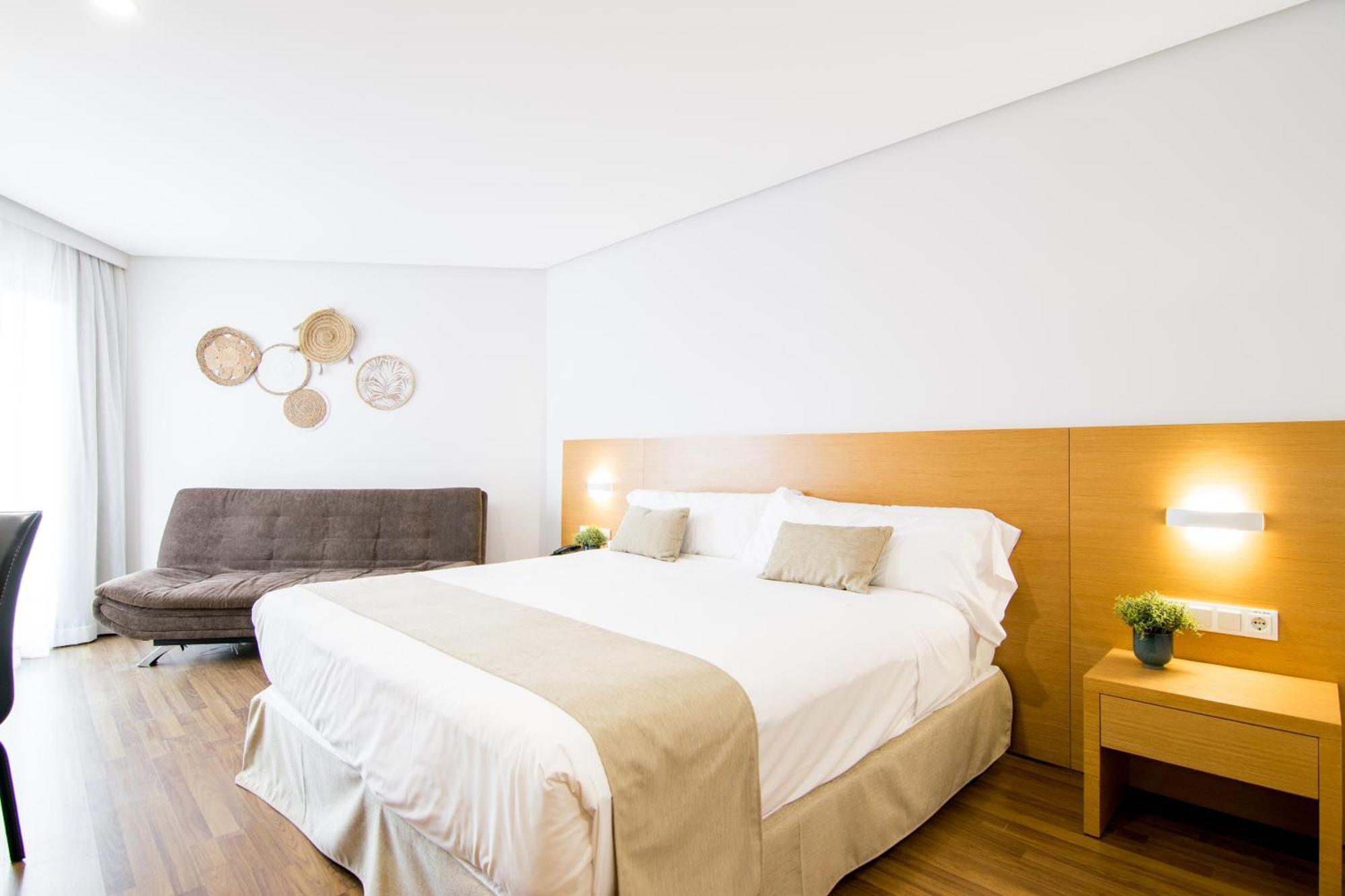 Habitación Deluxe con vistas laterales al mar (2 adultos)