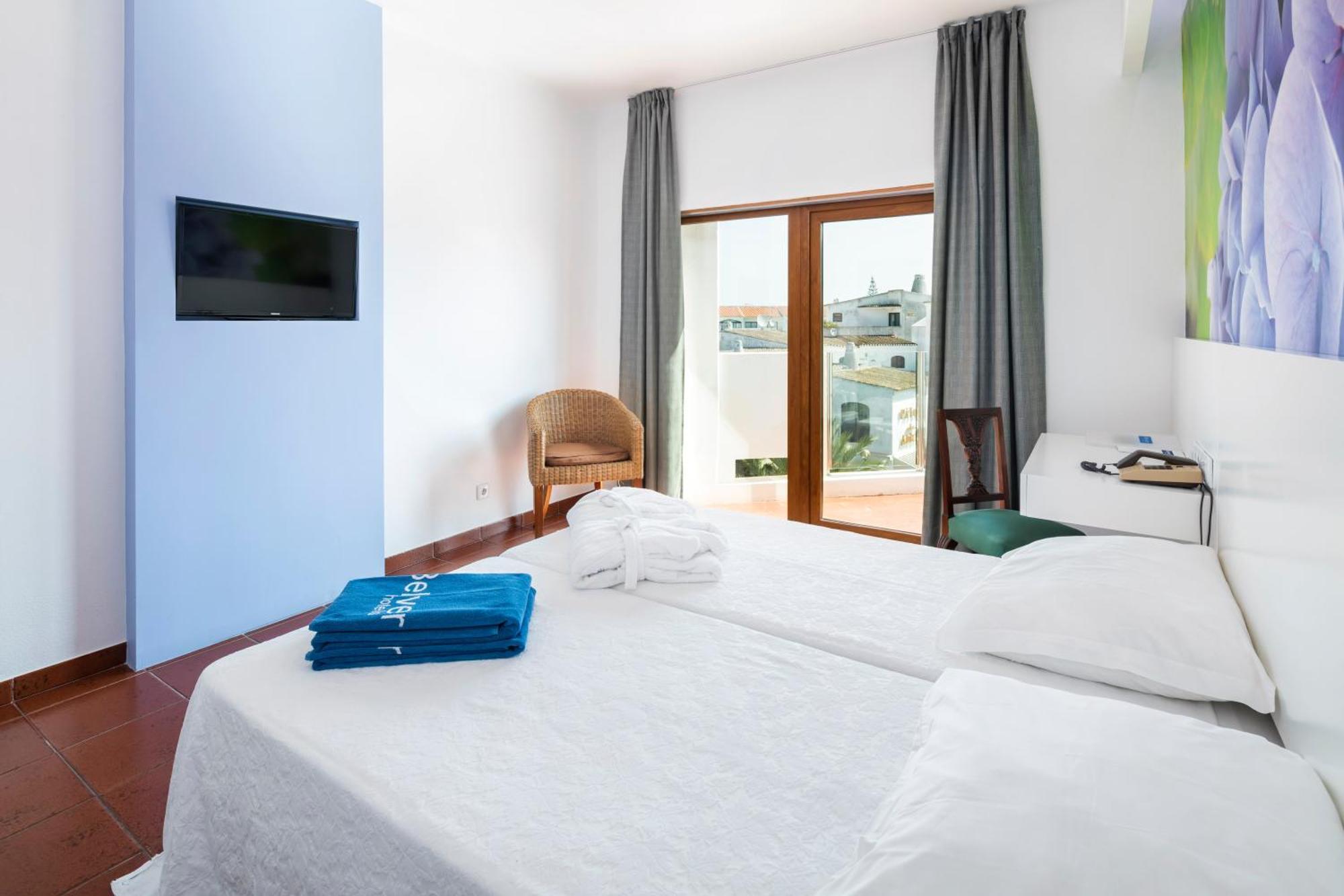 Quarto Triplo com Vista Piscina