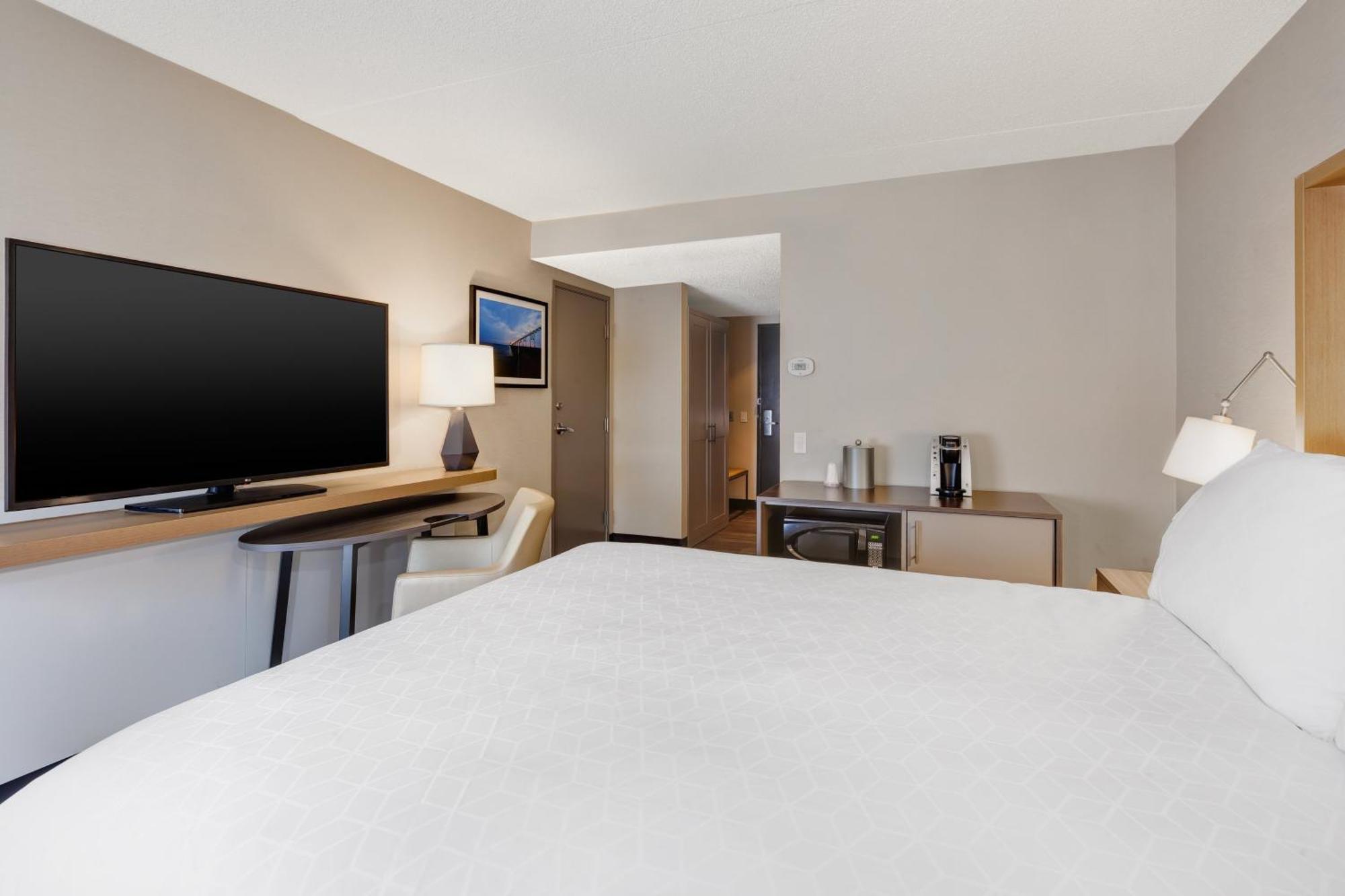 Standard Queen Room with Communications Accessible Roll-In Shower