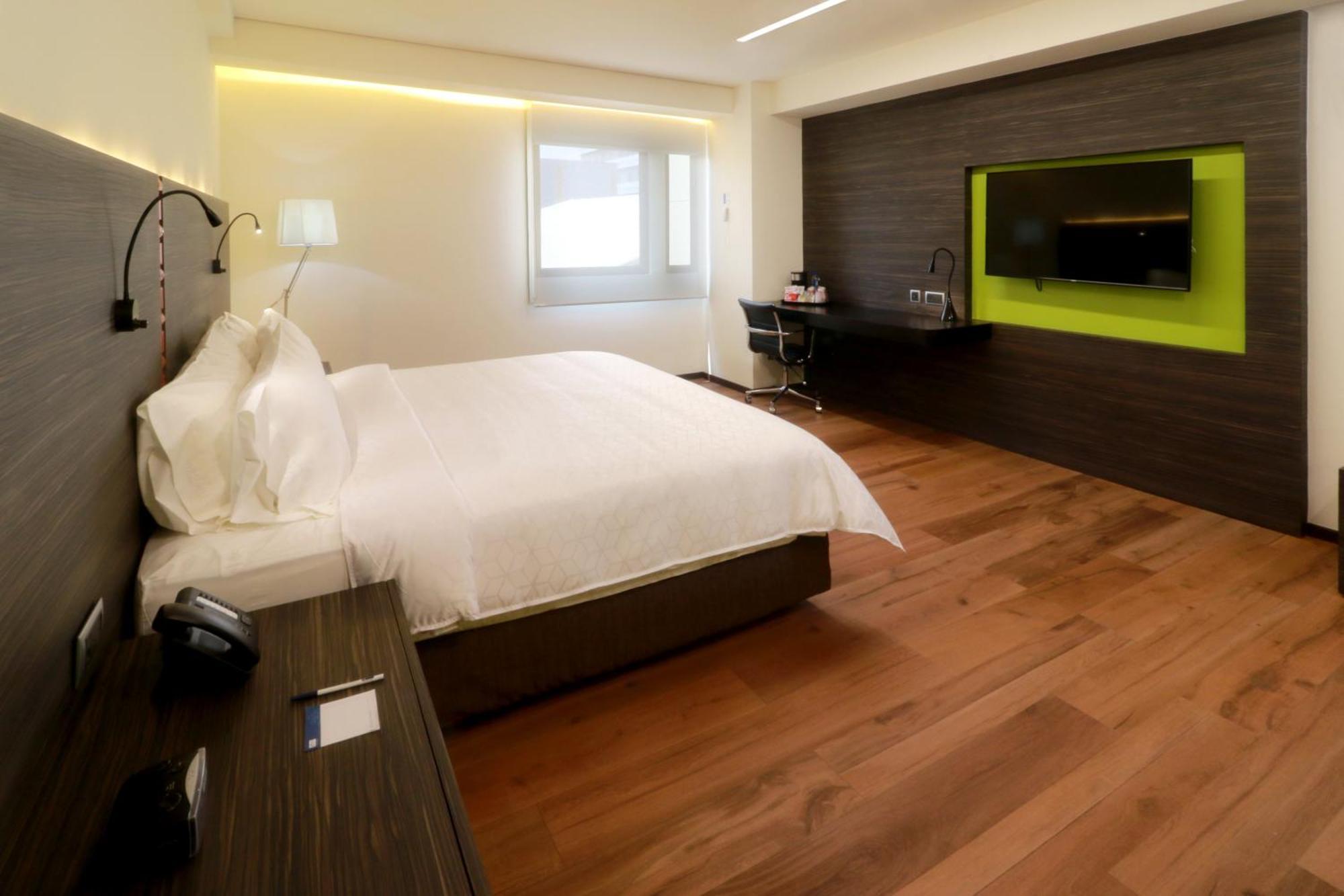 Standard Zimmer mit Kingsize-Bett und rollstuhlgerechter Dusche – barrierefrei