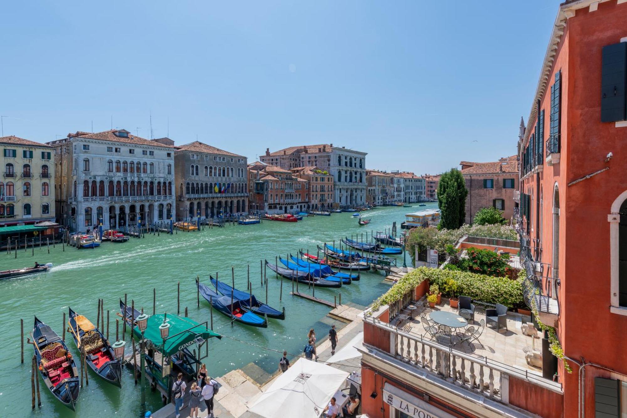 Camera Matrimoniale Superior con Vista Canale Parziale